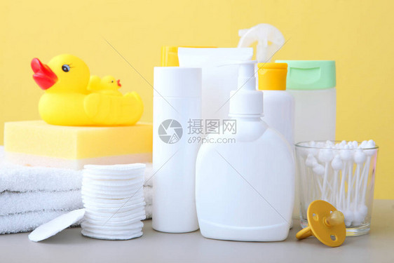 桌上的婴儿护理产品用于护肤沐浴的日常图片