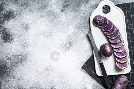 紫薯详情页白色切片板上的紫色土豆原始切片背景