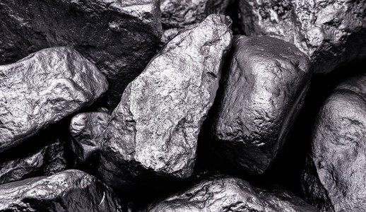 Rawmangon在黑色背景上孤立的Manganes石从巴西开采图片