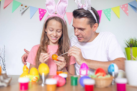 一家人一起画鸡蛋家庭为复活节做准备父亲和他的小女儿在图片