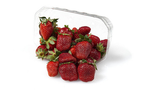 装满新鲜有机草莓的塑料托盘图片