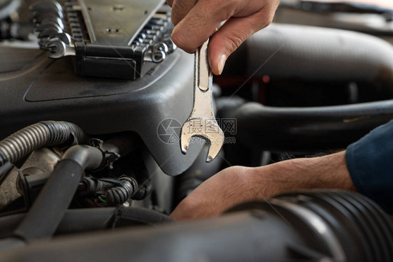 在汽车库提供汽车维修和保养服务的专业机械师汽车图片