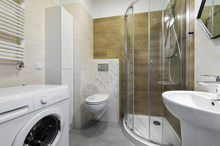 白色墙壁和木质饰面的浴室内设计图片