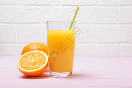 杯子里有橙汁桌上有图片