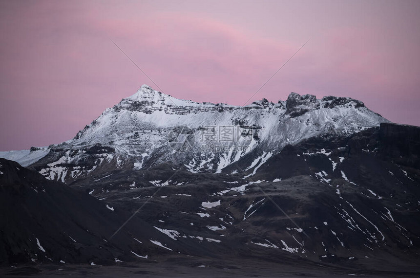 冰岛冬季美丽的山景图片