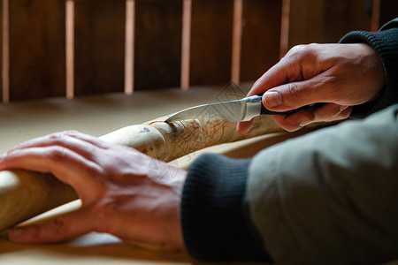检疫期间人在室内制作木制手杖的过程用刀在桌图片