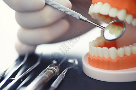 牙医办公室牙医检查口腔治疗医生展示了一个疗程龋齿治疗单板背景图片