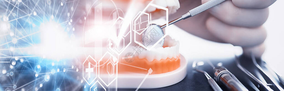 牙医办公室牙医检查治疗医生展示了一个疗程龋齿治疗单板背景图片