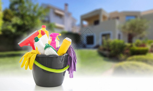 利用模糊的房屋外表背景清洁产品桶中的化学洗涤剂春季概念复制图片
