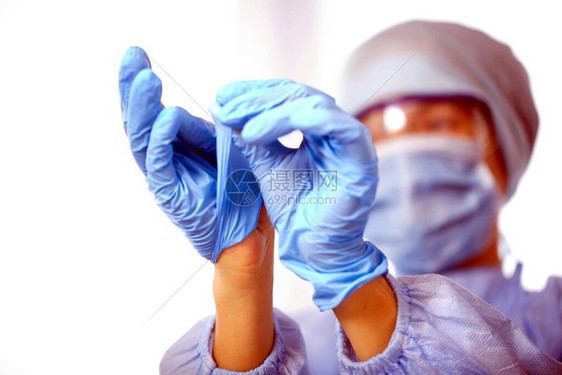 身穿蓝色防护服的医生戴着蓝色手套图片