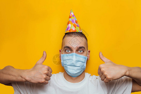 戴医疗面具的白人年轻人庆祝生日图片