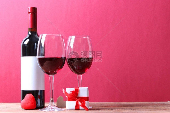 餐桌上的红酒和玫瑰情人节的背景图片