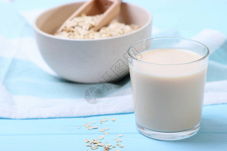 桌上的燕麦牛奶植物牛奶素食牛奶图片