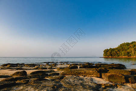 石头浅海和天空的风景没有人水面地平线日落天空和平石图片