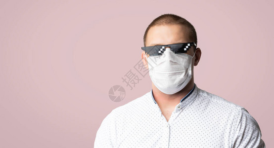 戴着像素太阳镜和卫生面具以防止感染空气传播的呼吸道疾病图片