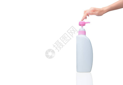 女人的手压在白色上隔离的泵化妆品瓶上洗发水或护发素塑料瓶和分配泵沐浴露或沐浴露包装液体肥皂瓶图片