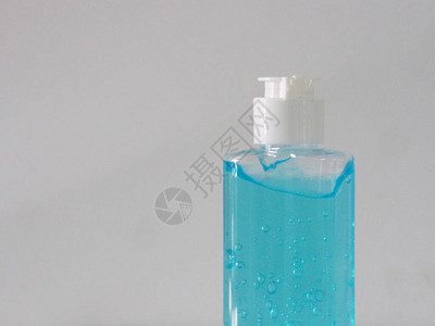 凝胶酒精混合物与明胶在透明塑料瓶中图片