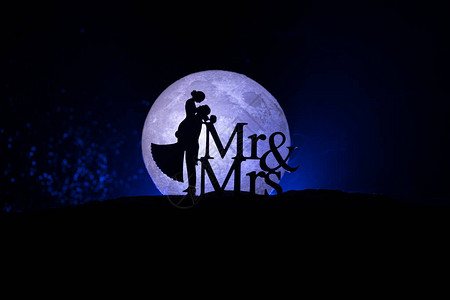 一对有星际和月球背景的情侣的轮廓夜晚在月光下快乐的情侣创图片素材