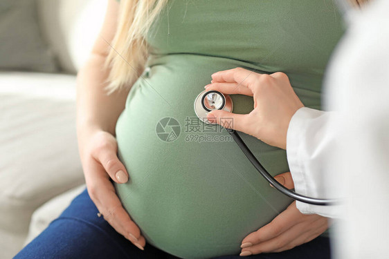 在诊所检查孕妇的医生图片