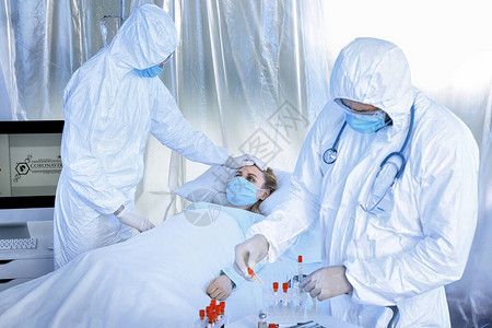 身着生物危害防护服的医生在传染隔离病房与病人一起工作冠状病图片