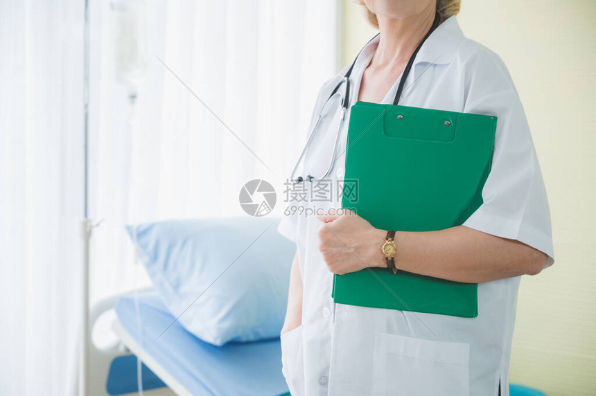 拥有剪贴板的高级女医生在病人床边站立高清图片下载-正版图片506479934-摄图网