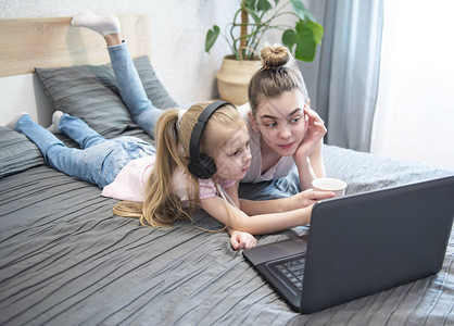 在家使用笔记本电脑的女学生呆在家里在线教育家庭教图片