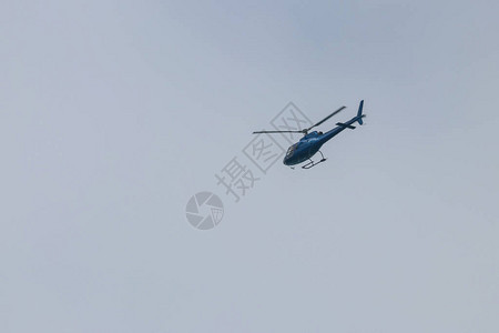 直升飞机在蓝天上飞翔图片