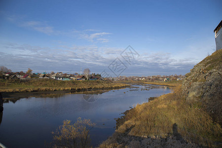 流经村庄的河流图片