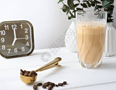 一杯冷咖啡蛋白奶昔冰沙饮料胶原蛋白喝咖啡在木桌上调味健康的皮肤美容饮料和早晨摄入的关节财富图片