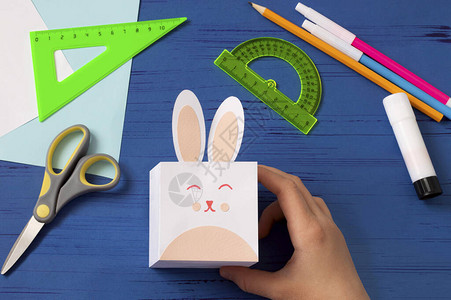 孩子以复活节兔子的形式制作盒子隔离期间的儿童手工艺品如何在COVID19冠状大流行期间在家中吸引儿童一步的照片步骤8粘图片