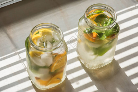 非酒精夏季饮料柠檬橘子冰图片素材