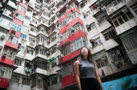 女孩在香港岛鲗鱼涌图片