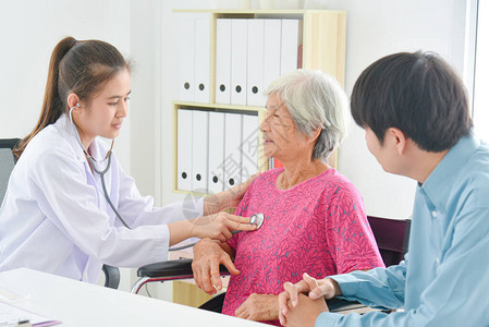 亚洲女医生在医院用听诊器检查高级病人的心跳图片