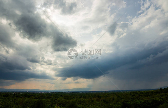 雷暴天空雨云图片