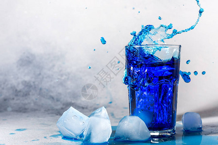 寒冷的清凉夏季蓝色鸡尾酒背景上有冰图片