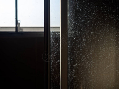 达斯丁和肮脏的玻璃门浴室滑动门上的水图片