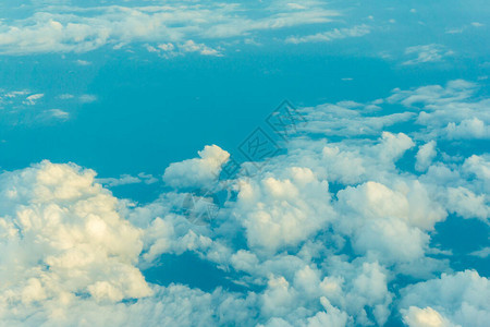 天空和蓬松云宁静概念的背景背景图片