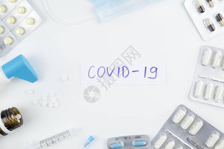 使用药品写在纸上的新式冠状疾病COVID19背景图片