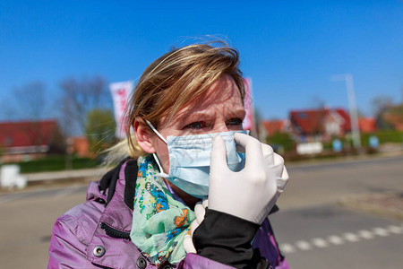 一个德国女人戴着口罩和手图片