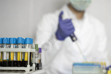 实验室技术员助理在临床实验室分析血液测试图片