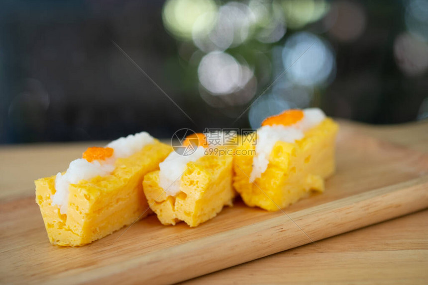 用米饭和ebiko烤tamago寿司的特写镜头图片