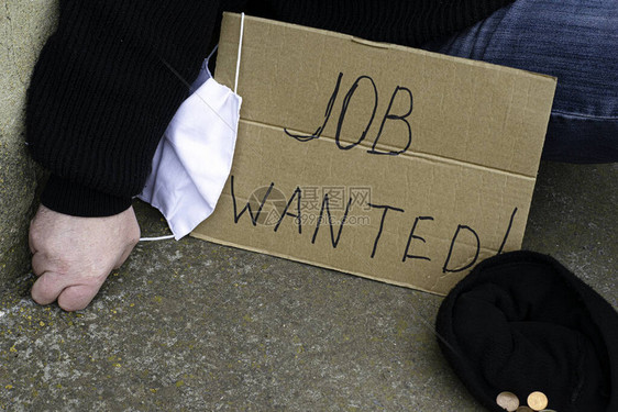 失业概念和失业冠状坐在旁边的地上图片