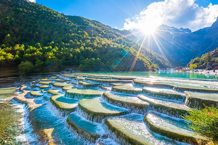 河山风景蓝月谷丽江图片