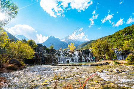 瀑布河山风景蓝月谷丽江背景图片