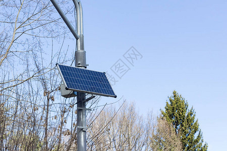 太阳能电池板在一个电柱替代能源来自太阳用于调节交通信号灯照明灯柱供电图片