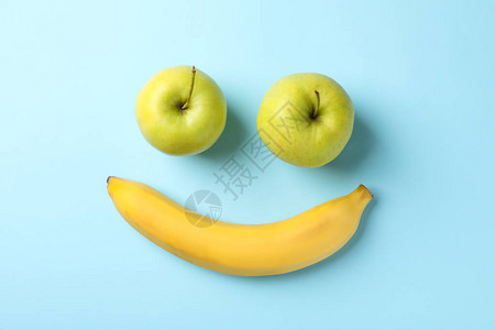 蓝色背景的香蕉和苹果图片