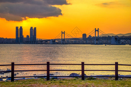 日落时的广安大桥和海云台釜山市韩国背景图片