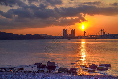 日落时的广安大桥和海云台釜山市韩国图片