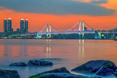 日落时的广安大桥和海云台釜山市韩国背景图片