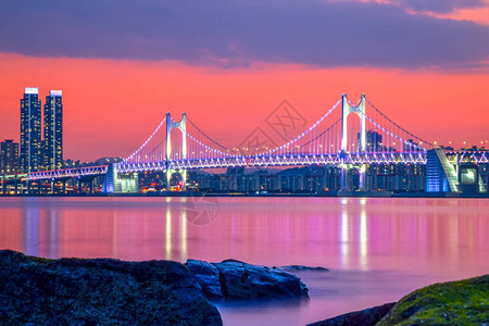 日落时的广安大桥和海云台釜山市韩国图片